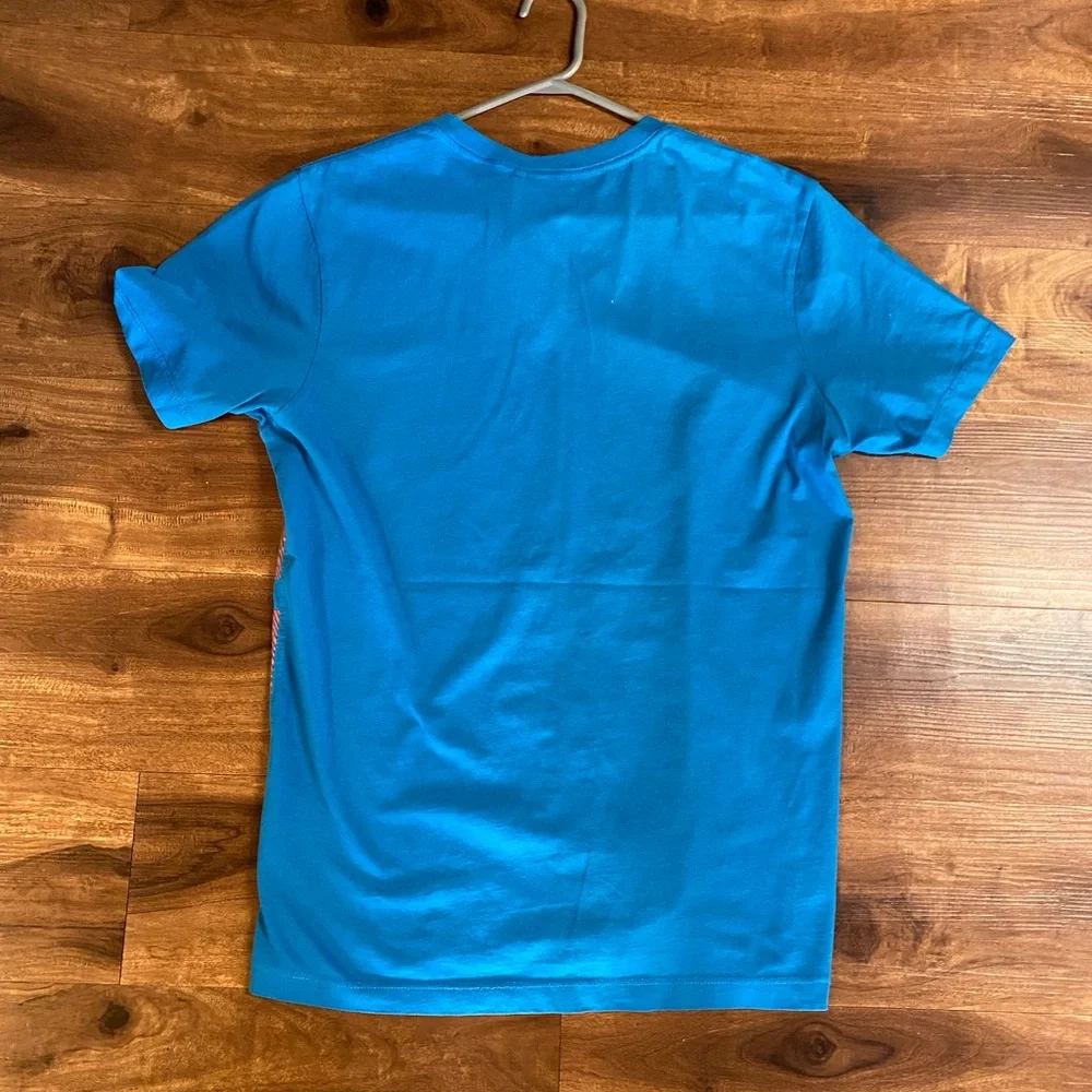 Guess Men's Turquoise V-Neck Tee with Pink Graphic - Picture 3 of 3